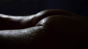 Das Bild zeigt einen nackten Männderhintern und dient als Titelbild für das Thema „Erogene Zonen beim Mann".