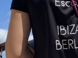 Das Foto zeigt den Rücken einer Reisebegleitung.