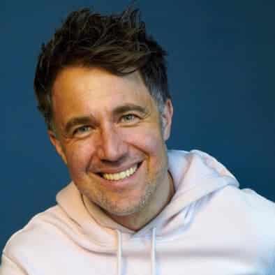 Das Foto zeigt Podcaster Hohl und dient als Beispielbild für den Blumenhohl Podcast.