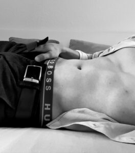 Das Foto zeigt den durchtrainierten Bauch eines Callboys in Berlin.